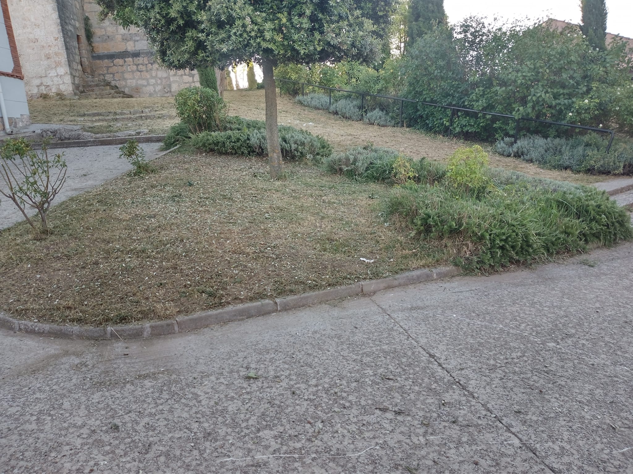 Jardín, junto a la Iglesia.
